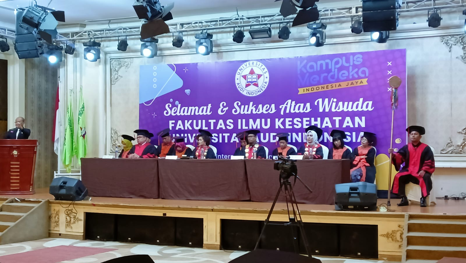 Acara Ratusan Wisudawan Kampus Universitas Audi Indonesia Berjalan Dengan Sukses di Medan