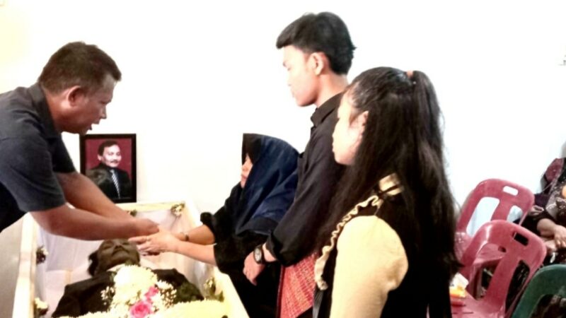 Ketua DPD SPRI Sumut Burju Simatupang .ST.SH. Beserta Pengurus Melayat ke Rumah Duka