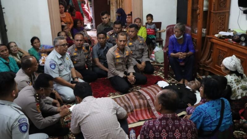 Melayat Kerumah Duka Almarhum Bripka Wiwin A. Sinaga, Kapolres Sergai Beri Bantuan dan Penghiburan.