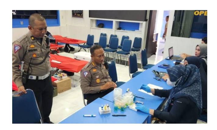 HUT Lalu Lintas Ke 68, Ditlantas Polda Sumut Beserta PMI dan Yayasan Hopo Bekerja Sama Adakan Donor Darah dan Pemeriksaan Kesehatan