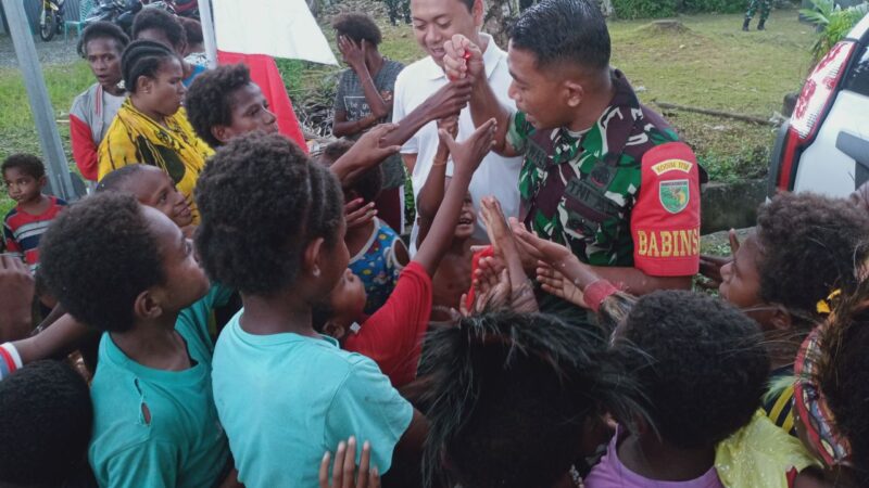 Keceriaan Anak-Anak di Kampung Mawokauw Jaya Saat Babinsa Bagikan Permen