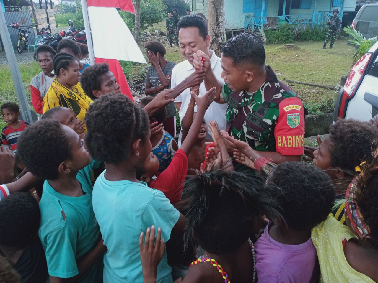 Keceriaan Anak-Anak di Kampung Mawokauw Jaya Saat Babinsa Bagikan Permen