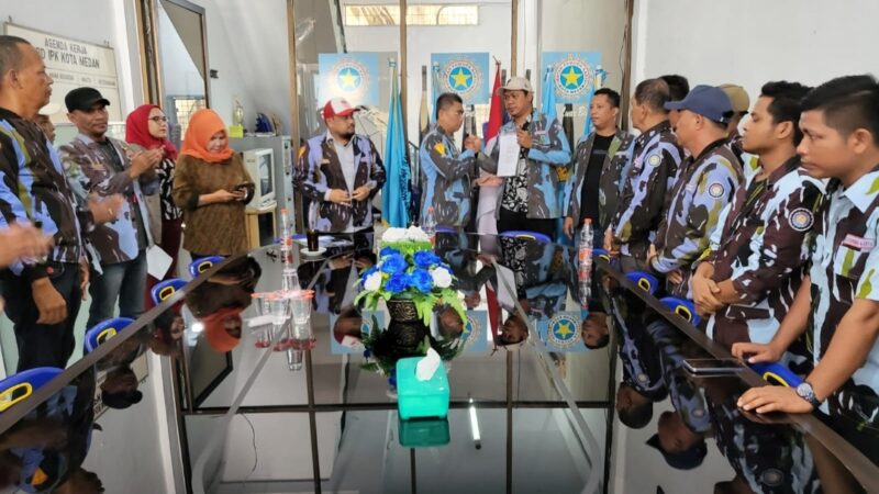 Ketua DPD IPK MEDAN Benny H. Sihotang SE, MM Disamping Sekretaris DPD IPK MEDAN WAHYU PERMANA Memberikan Mandat PAC IPK Medan Johor Daniel Rana Putra Purba