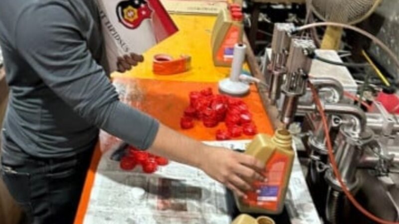 Satreskrim Polrestabes Medan Gerebek Pabrik Oli Ilegal, Ribuan Kemasan Botol Oli Oplosan 