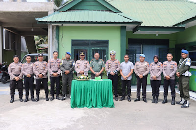Kapolres Madina AKBP H. M. Reza Chairul A.S, S.I.K, S.H, M.H, Melalui Pejabat Dan Personil Polres Madina Memberikan Surprise Kompi Senapan B Batalyon Infanteri 123 Dalam Rangka HUT TNI Ke 78