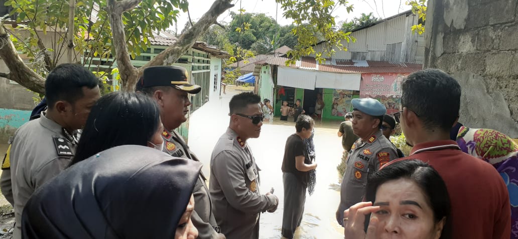 Kapolres Binjai AKBP RIO ALEXANDER PANELEWEN, S.I.K Turun Langsung Dilanda Banjir Sungai Mencirim kec.Binjai Kota dan Binjai Selatan
