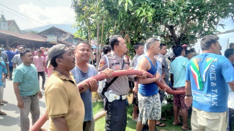Polsek Mardinding Bantu Padamkan 10 Rumah Yang Terbakar di Lau Baleng 