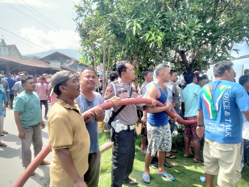 Polsek Mardinding Bantu Padamkan 10 Rumah Yang Terbakar di Lau Baleng 