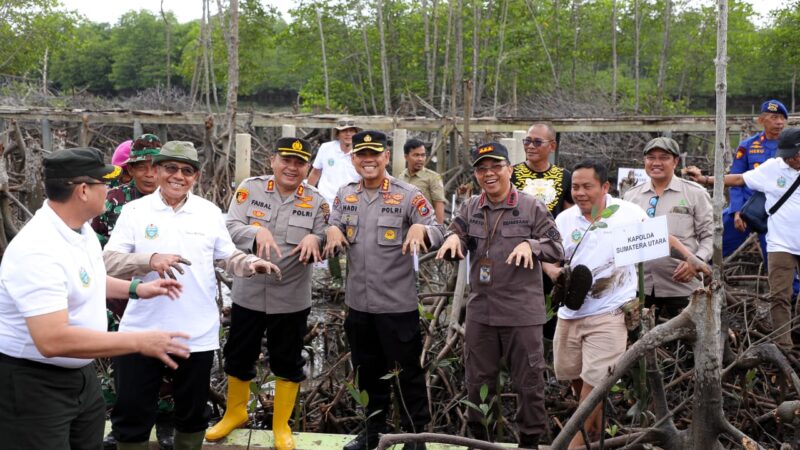 Kapolres Langkat Menghadiri Penanaman Pohon Mangrove Untuk Pemulihan Kawasan Hutan Dan Penyelamatan Ekosistem Mangrove