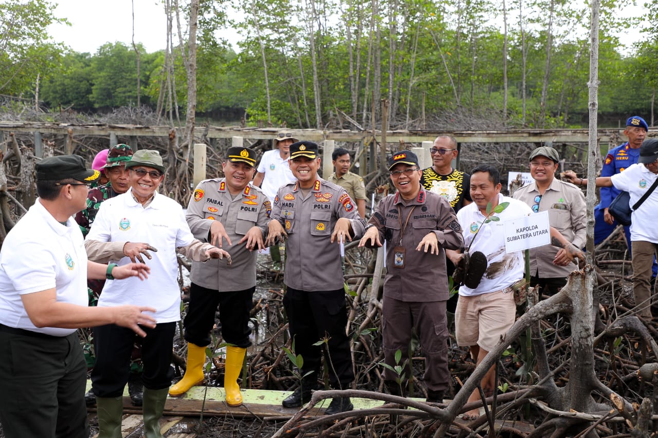 Kapolres Langkat Menghadiri Penanaman Pohon Mangrove Untuk Pemulihan Kawasan Hutan Dan Penyelamatan Ekosistem Mangrove