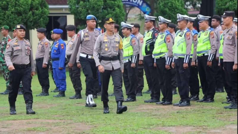 Kapolres Serdang Bedagai (Sergai) AKBP Oxy Yudha Pratesta, S.Ik memimpin Apel Gelar Pasukan Operasi Kepolisian Terpusat Mantab Brata Toba 2023 – 2024 di Lapangan Polres Serdang Bedagai