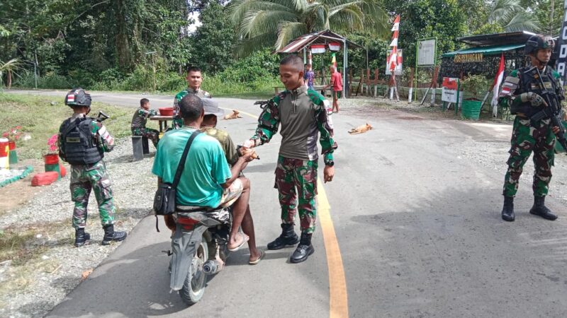 Di Ujung Timur Negeri Satgas Yonif 122/TS Tetap Berbagi Melalui Jumat Berkah