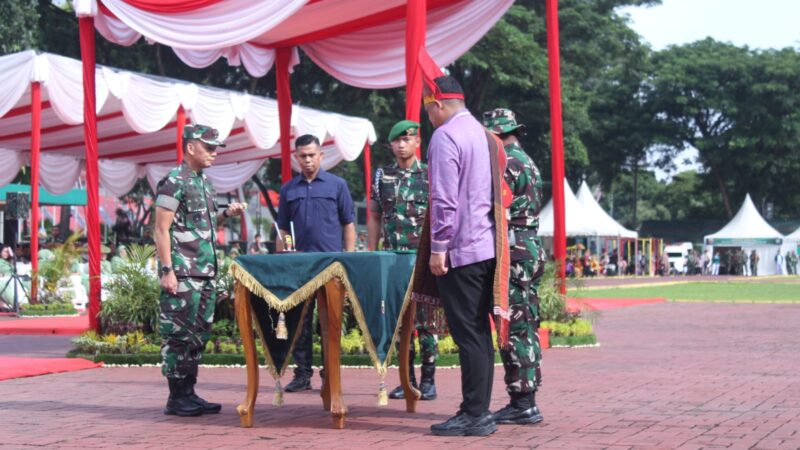 Dansatgas TMMD Ke-118 Tandatangani Dan Serahkan Naskah Berita Acara Kepada Walikota Medan