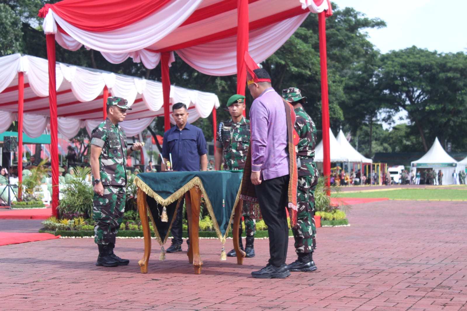 Dansatgas TMMD Ke-118 Tandatangani Dan Serahkan Naskah Berita Acara Kepada Walikota Medan