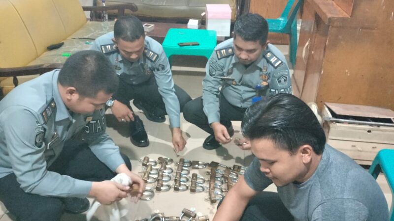 JAGA STABILITAS KEAMANAN, RUTAN LABUHAN DELI LAKUKAN PEMELIHARAAN DAN PERAWATAN GEMBOK KAMAR HUNIAN