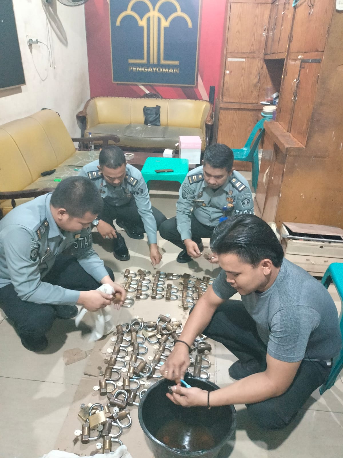 JAGA STABILITAS KEAMANAN, RUTAN LABUHAN DELI LAKUKAN PEMELIHARAAN DAN PERAWATAN GEMBOK KAMAR HUNIAN