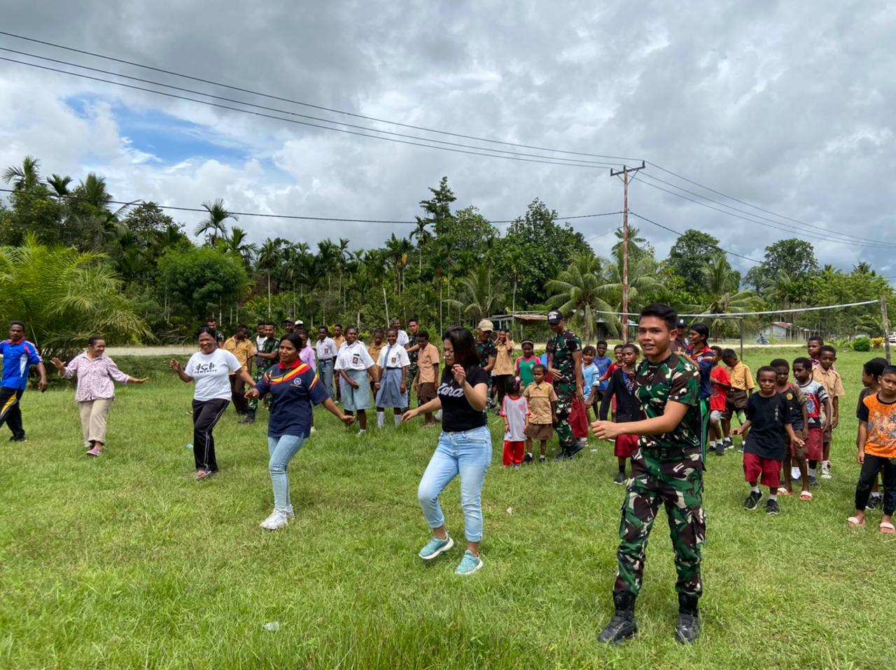 Tumbuhkan Kekompakan Dan Semangat Anak-anak di Perbatasan Papua Satgas Yonif 122/TS Menggelar Senam Bersama