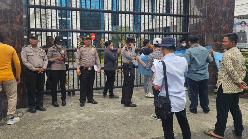 Polsek Deli Tua Melaksanakan Pengamanan Aksi Unjuk Rasa Yang Dilakukan Oleh Jaringan Aktifis Transformatika Miskin Kota (JATMIKO) dan Asosiasi Pemuda Mahasiswa Sumatera Utara (ASPEMA-SU) Di Kantor Kejaksaan Tinggi Sumatera Utara