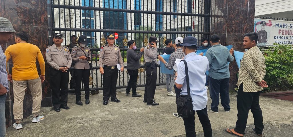 Polsek Deli Tua Melaksanakan Pengamanan Aksi Unjuk Rasa Yang Dilakukan Oleh Jaringan Aktifis Transformatika Miskin Kota (JATMIKO) dan Asosiasi Pemuda Mahasiswa Sumatera Utara (ASPEMA-SU) Di Kantor Kejaksaan Tinggi Sumatera Utara