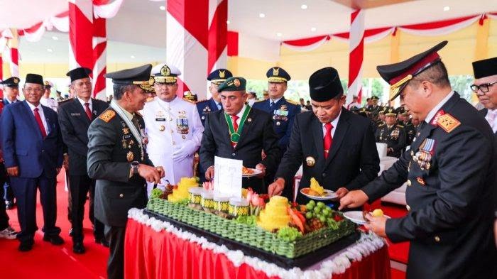 Kapolda Sumut, Irjen Pol Agung Setya Imam Effendi, Menghadiri Upacara Peringatan HUT TNI Ke 78 Tahun Dii Lapangan Astaka Pancing