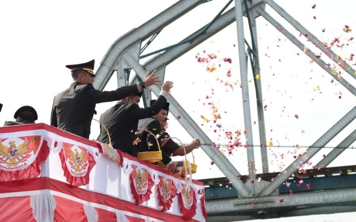 Kapolres Sergai Tabur Bunga di Peringatan Hari Pahlawan ke – 78, di Bantaran Sei Ular