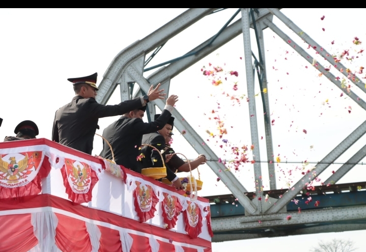 Kapolres Sergai Tabur Bunga di Peringatan Hari Pahlawan ke – 78, di Bantaran Sei Ular
