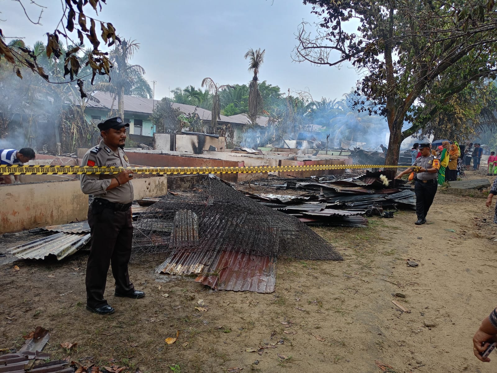 Kebakaran Rumah Dinas milik PT RGM(Raja Garuda Mas)!sebanyak 10 Pintu
