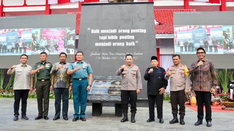 Panglima TNI Bersama Kapolri Meresmikan Monumen Jenderal Polisi Hoegeng Iman Santoso
