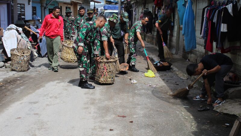 Kodim 0205/Tanah Karo Dalam Rangka HJ TNI Ke 78 Laksanakan Gotong Royong Bersihkan Lingkungan  