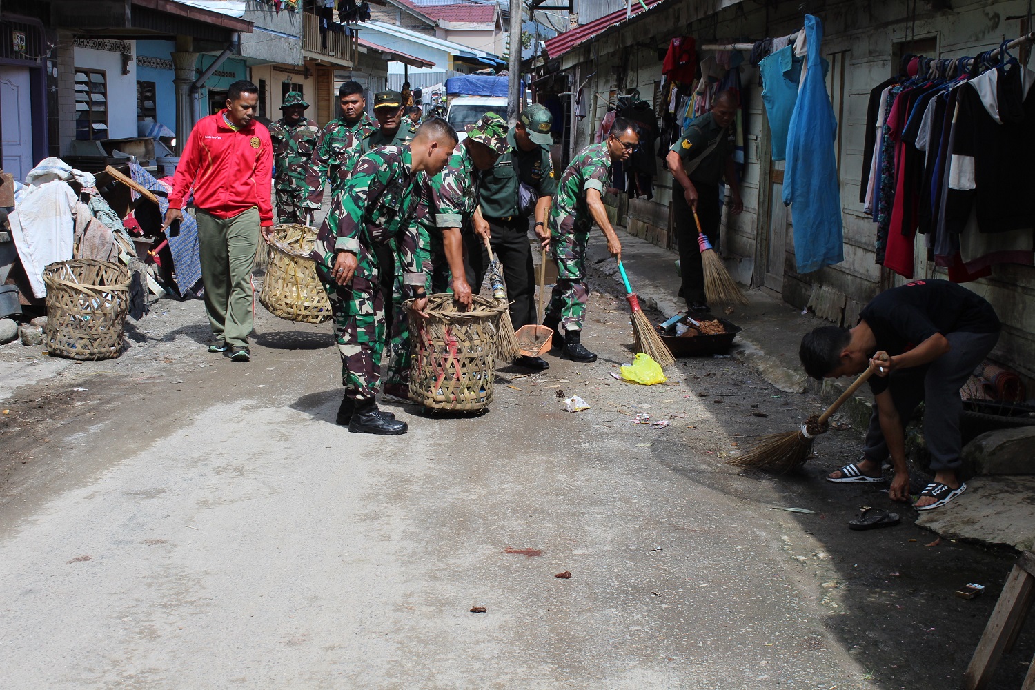 Kodim 0205/Tanah Karo Dalam Rangka HJ TNI Ke 78 Laksanakan Gotong Royong Bersihkan Lingkungan  