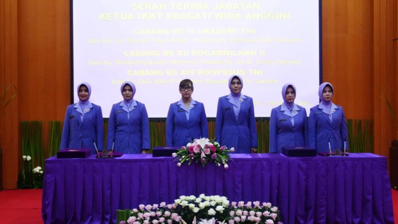 Ketua Umum (Ketum) Ikatan Kesejahteraan Keluarga TNI (IKKT) Pragati Wira Anggini (PWA) Ny. Evi Agus Subiyanto memimpin Serah Terima Jabatan (Sertijab) lima Ketua Pengurus Pusat IKKT PWA 