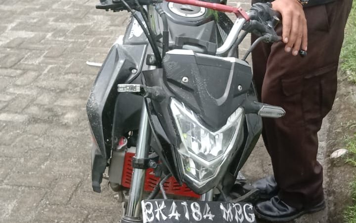 Personel Unit Gakkum Satlantas Polres Sergai Mendapat Informasi Laka Lantas Di  Dusun V Desa Pantai Cermin Kiri, Kecamatan Pantaicermin, Kabupaten Serdang Bedagai