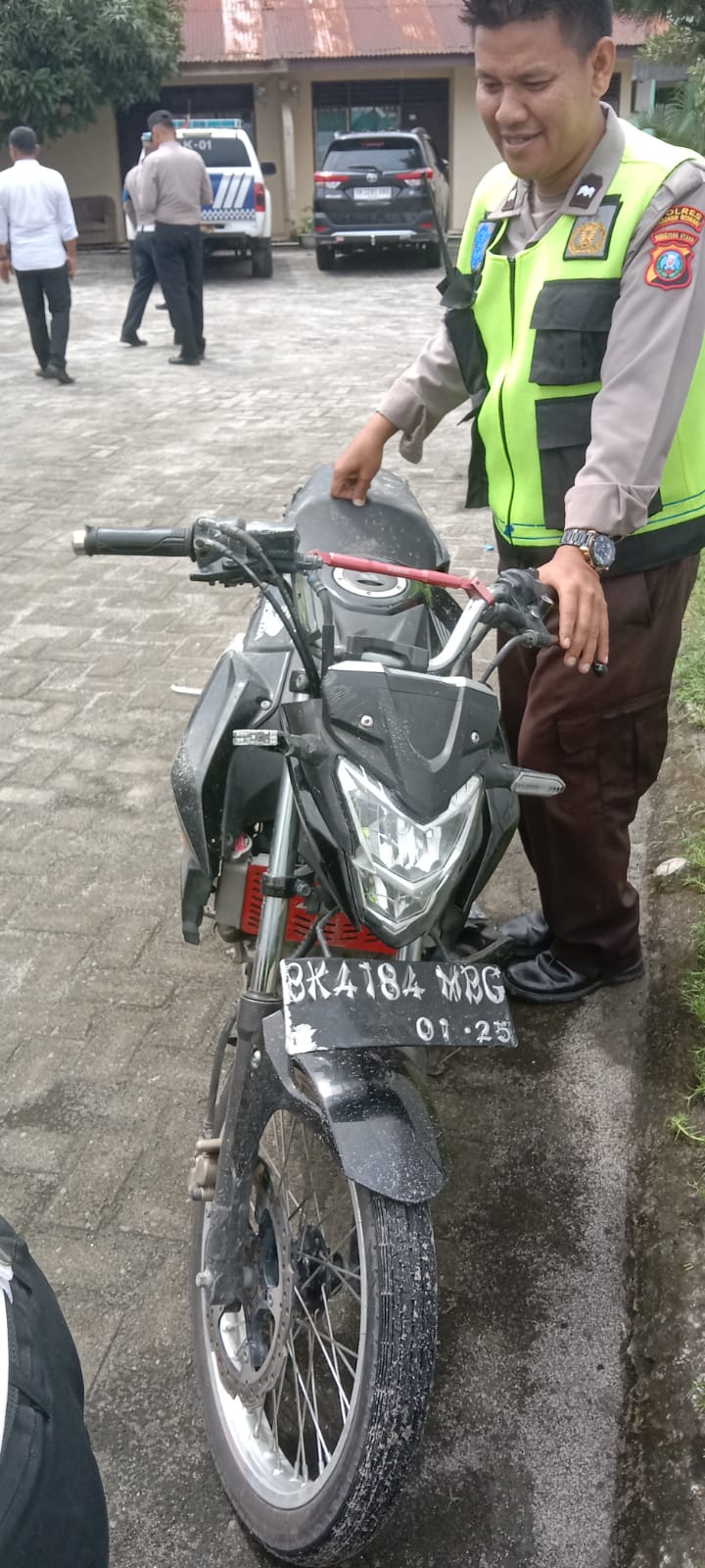 Personel Unit Gakkum Satlantas Polres Sergai Mendapat Informasi Laka Lantas Di  Dusun V Desa Pantai Cermin Kiri, Kecamatan Pantaicermin, Kabupaten Serdang Bedagai