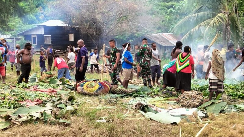 *Junjung Tinggi Budaya Dan Adat Istiadat di Wilayah Perbatasan, Satgas Yonif 122/TS Hadiri Acara Bakar Batu di Kampung Gambut