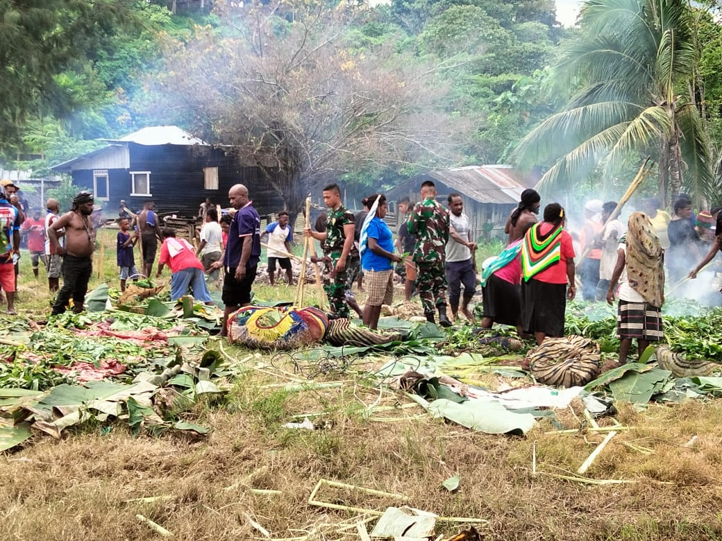 *Junjung Tinggi Budaya Dan Adat Istiadat di Wilayah Perbatasan, Satgas Yonif 122/TS Hadiri Acara Bakar Batu di Kampung Gambut
