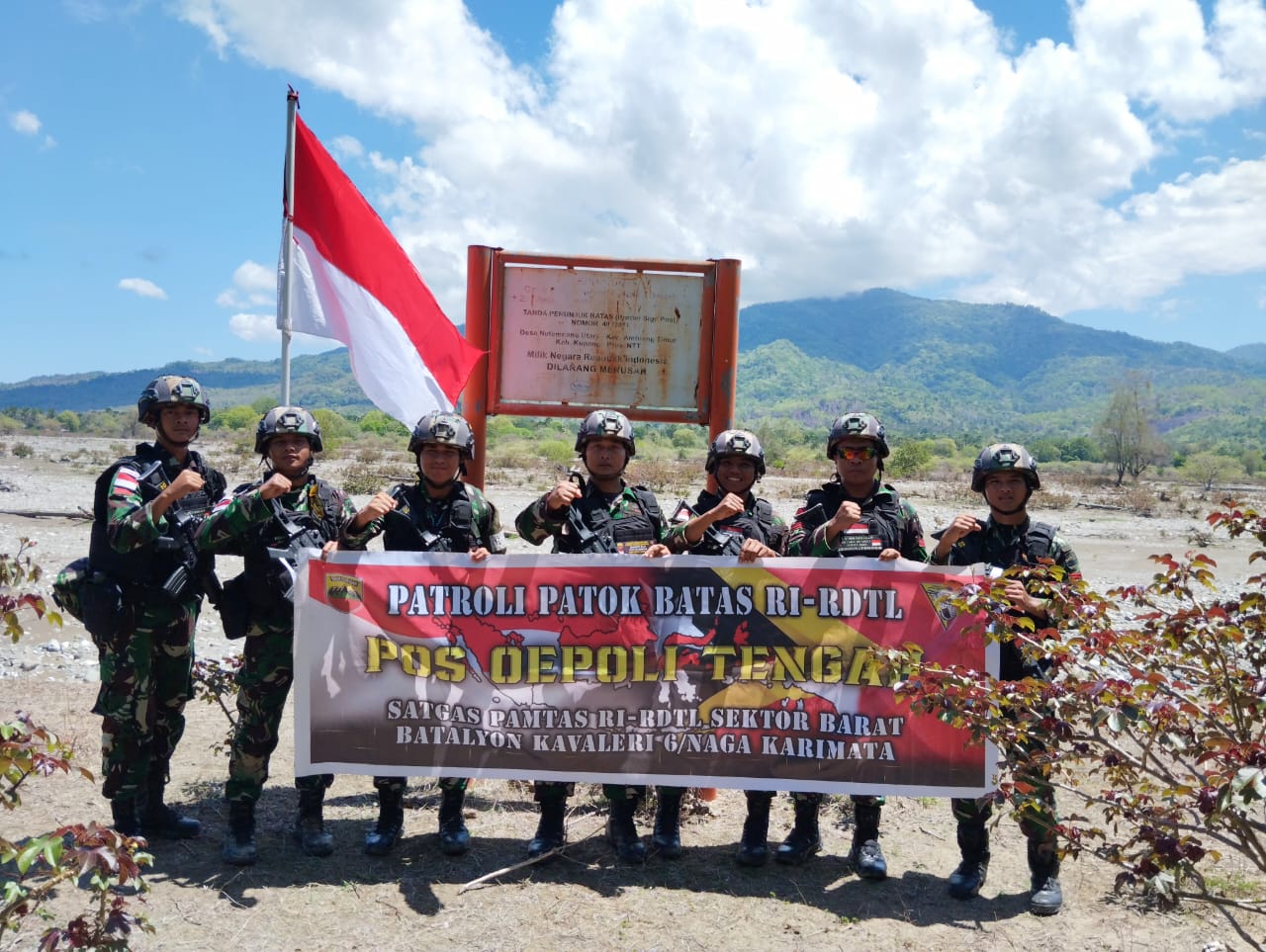Amankan Perbatasan Di Hari Natal, Pos Oepoli Tengah Satgas Yonkav 6/Naga Karimata Laksanakan Patroli Patok