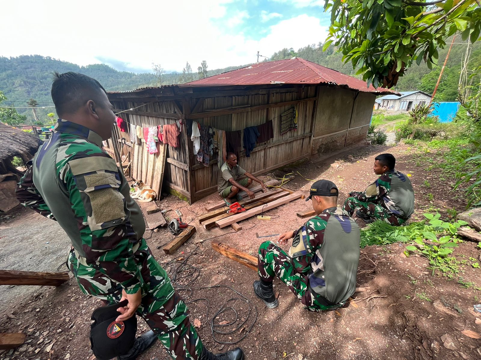 Hadir Ditengah Masyarakat, Pos Manusasi Satgas Yonkav 6/Naga Karimata Dekatkan Diri Dengan Masyarakat