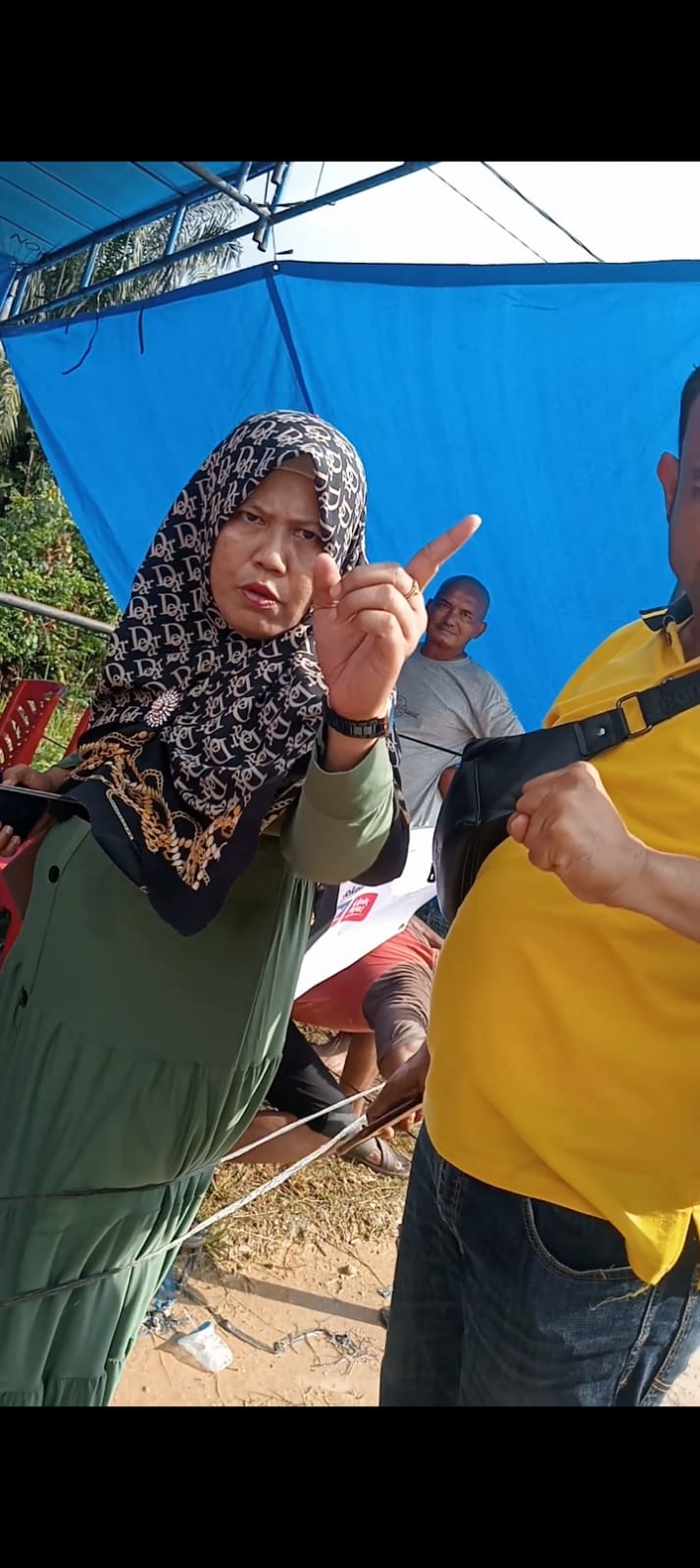 Istri Sebagai PJ Diwawancarai Media, Suami Ikut Campur Dan Kepalkan Tangan Ke Media