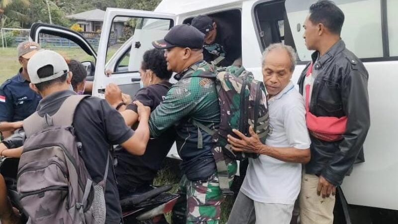 Kapuspen TNI: TNI Dirikan Tenda Kesehatan dan Dapur Umum Bantu Korban Erupsi Gunung Lewotobi NTT
