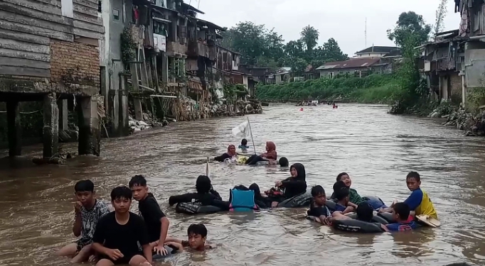 Masyarakat Sungai Deli Gelar Aksi Beranyut Pakai Ban Sepanjang 3 Km