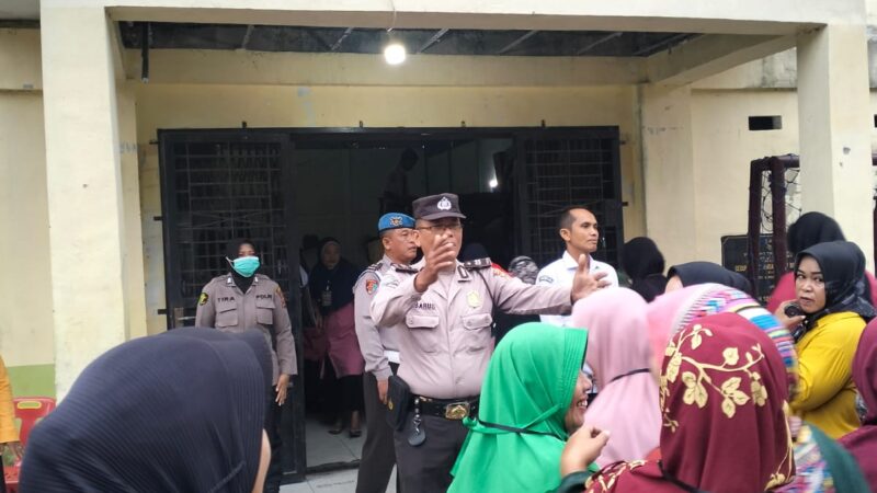Personil Polres Sergai Melakukan Pengamanan Dan Penerangan Kepada Peserta Penyortiran Dan Pelipatan Surat Suara