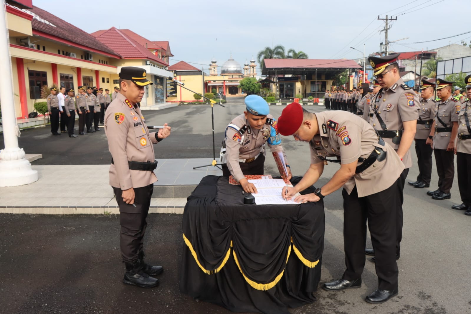 Kapolresta Deli Serdang Pimpin Upacara Pelantikan Wakapolresta Deli Serdang Dan Kapolsek Lubuk Pakam Serta Pimpin Sertijab Kasat Reskrim, Kasat Lantas Dan Kapolsek Gunung Meriah