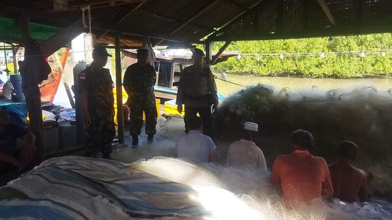 Personil Sat Pol Airud Polres Serdang Bedagai Dalam Rangka Pengamanan Tahapan Kampanye OMB Toba 2024 Melaksanakan kegiatan monitoring serta Binluh Kepada Warga Nelayan