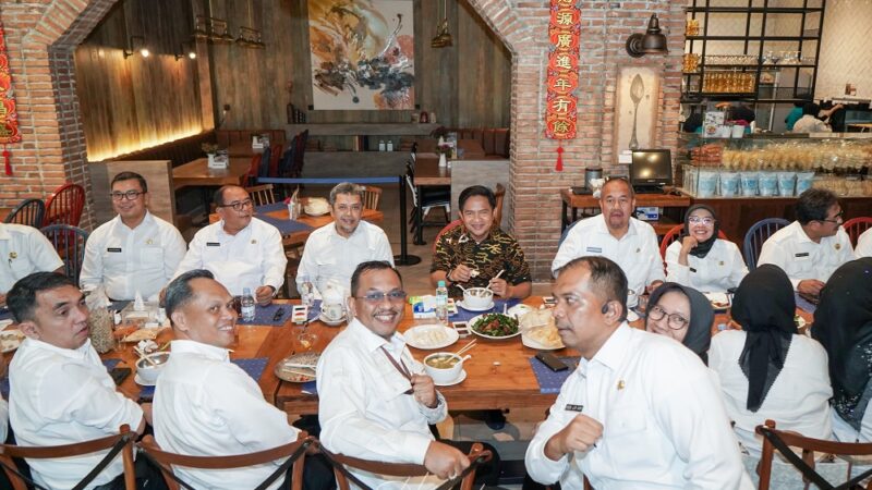 Pj Gubernur Sumut Memberikan Kejutan Sekaligus Memberikan Apresiasi Kepada Kadis Kominfo Sumut Ilyas Sitorus 