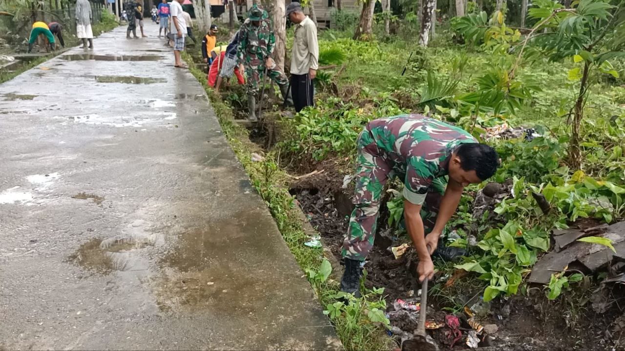 Banjir Menyerang, Babinsa 0302-02/KT Bersama Warga Bersatu Padu Menghadang