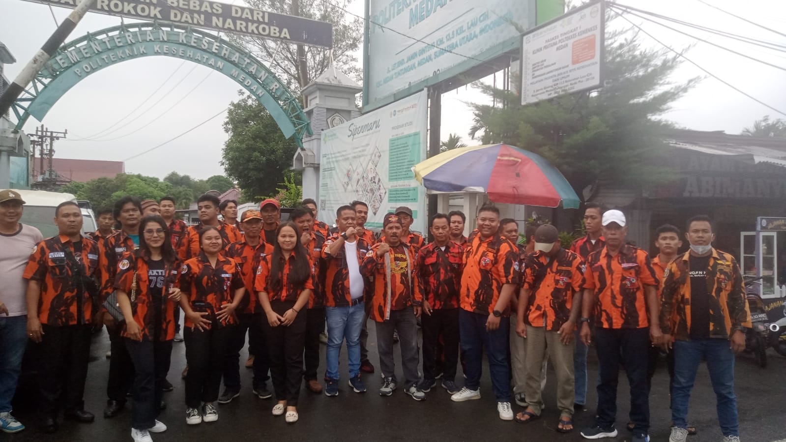 Hari 3 PAC PP Tuntungan Bersama Pengurus Berbagi Takjil Kepada Masyarakat Pengguna Kendaraan Di Depan STIKES