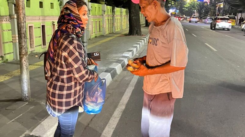 Redaksi Media JATANRAS-News Sumut Dan Media 24hours Bagi Takjil Untuk Pengemis Dan Gelandangan Di Akhir Program Marhaban Ya Ramadhan
