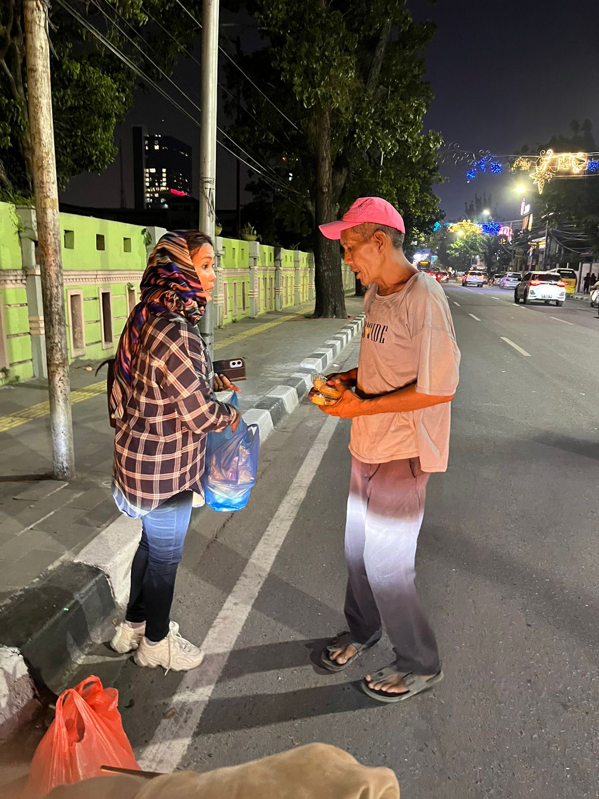 Redaksi Media JATANRAS-News Sumut Dan Media 24hours Bagi Takjil Untuk Pengemis Dan Gelandangan Di Akhir Program Marhaban Ya Ramadhan