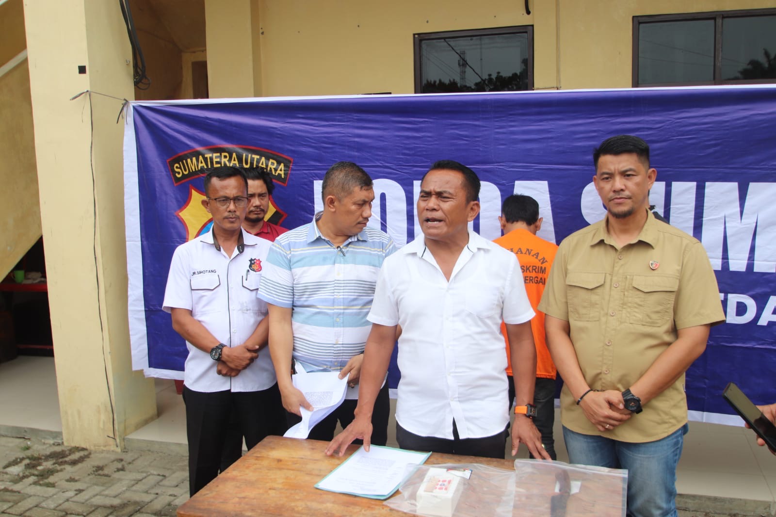 Kasat Reskrim Polres SERGAI AKP JH Panjaitan Didampingi Kasi Humas Ungkap Kasus Pencurian Kecamatan Serbajadi