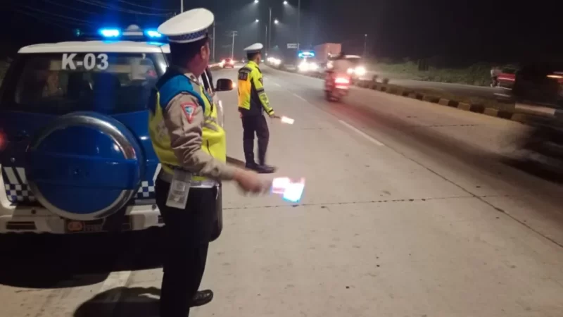 Kasat Lantas Batu Bara AKP HOTLAN SIAHAAN Pimpin Langsung Patroli Blue Light Mencegah Pelanggaran Lalu Lintas